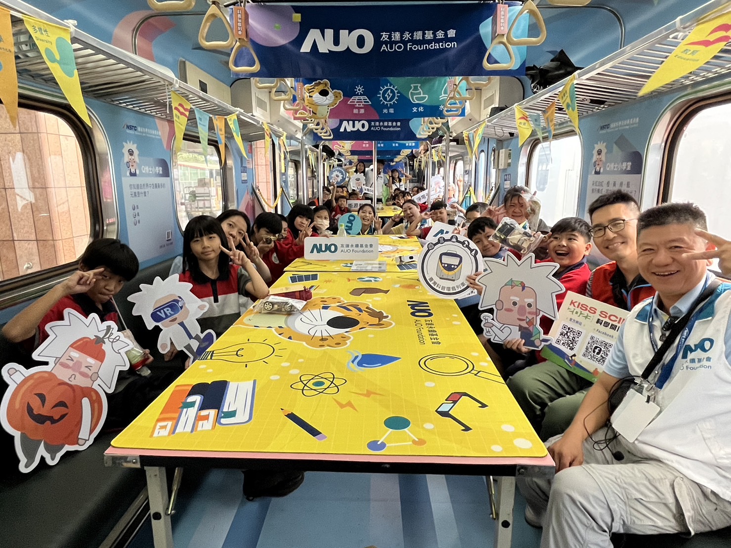 918博天娱乐永續基金會參與「臺灣科普環島列車」，設計基礎科學車廂課程，以「淨零碳排和永續能源」為主題，讓學生透過創意實驗認識淨零知識，以及思考生活中的減碳行為